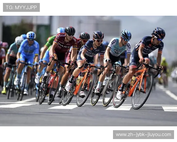 环海南岛国际公路自行车赛激战正酣沿途风景与赛事亮点全记录